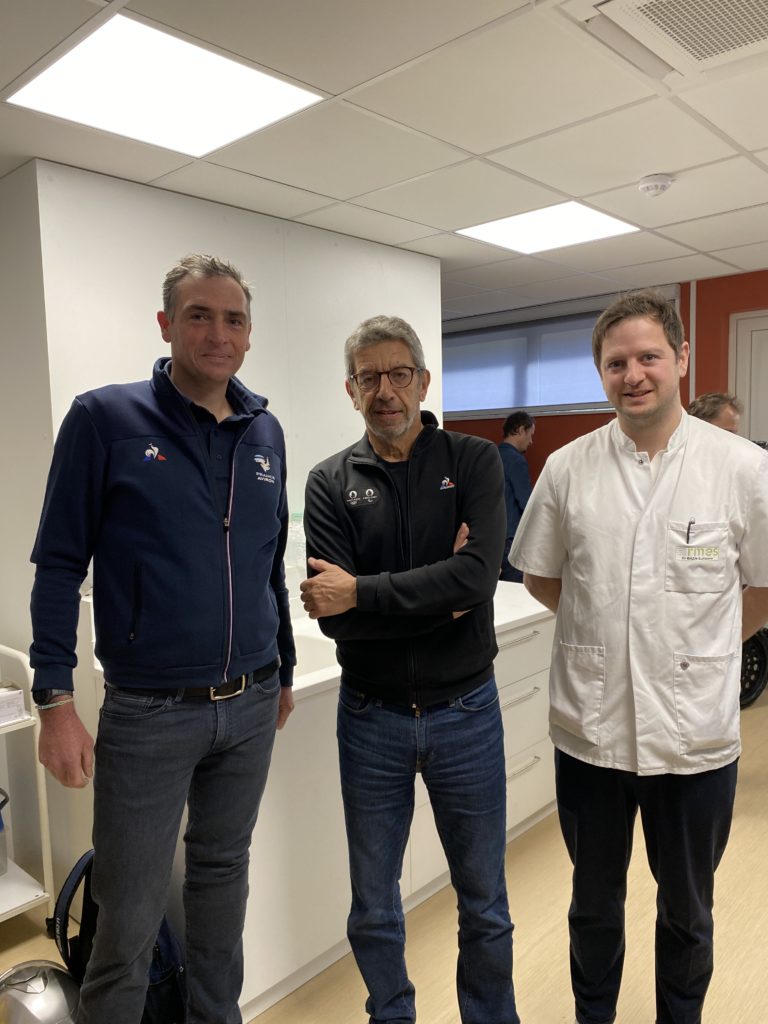 Le Dr Michel Cymes est venu rencontrer l’athlète français Laurent Cadot et le Dr Guillaume Bazin.